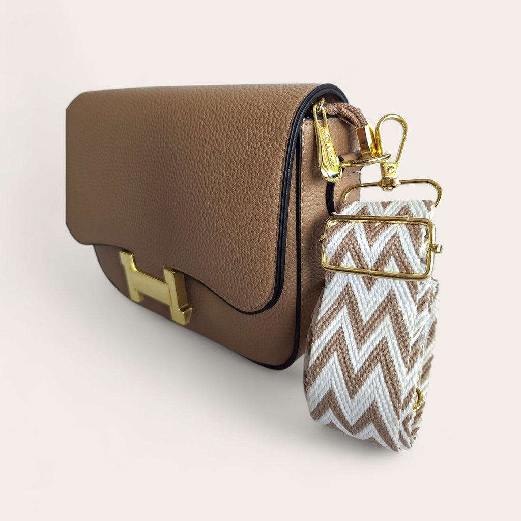 Bolsa Feminina Transversal com Detalhe Metálico