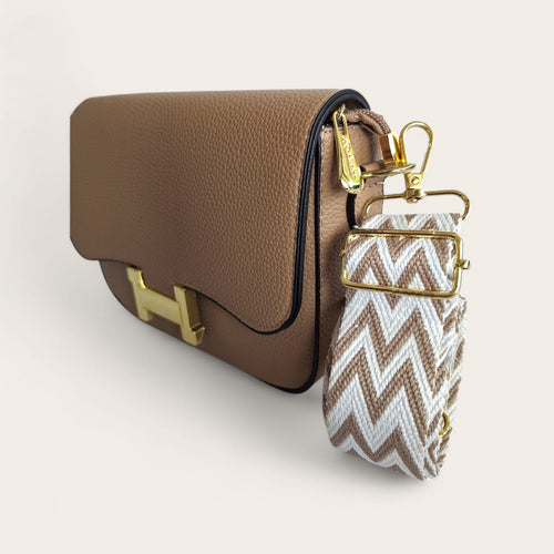Bolsa Feminina Transversal com Detalhe Metálico