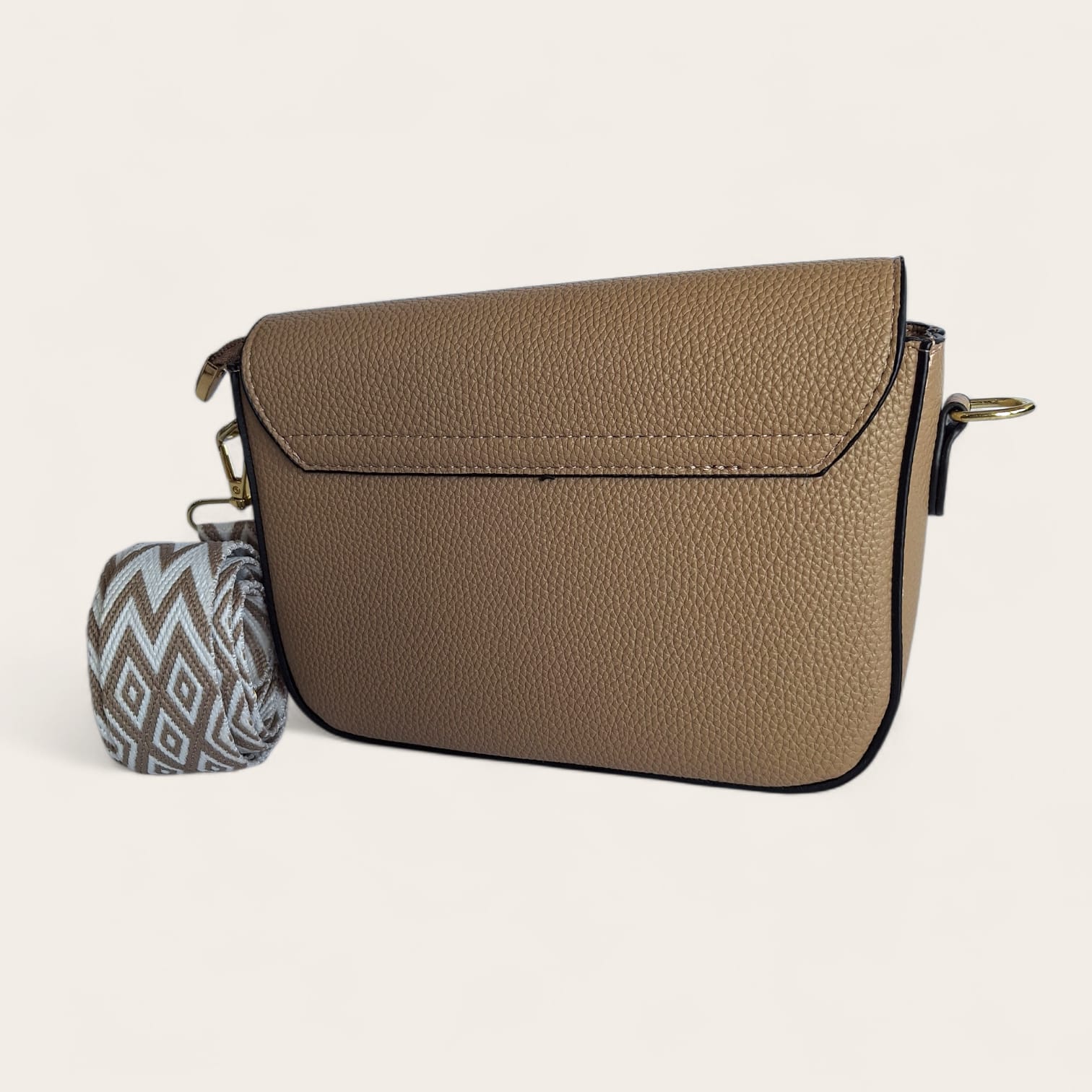 Bolsa Feminina Transversal com Detalhe Metálico