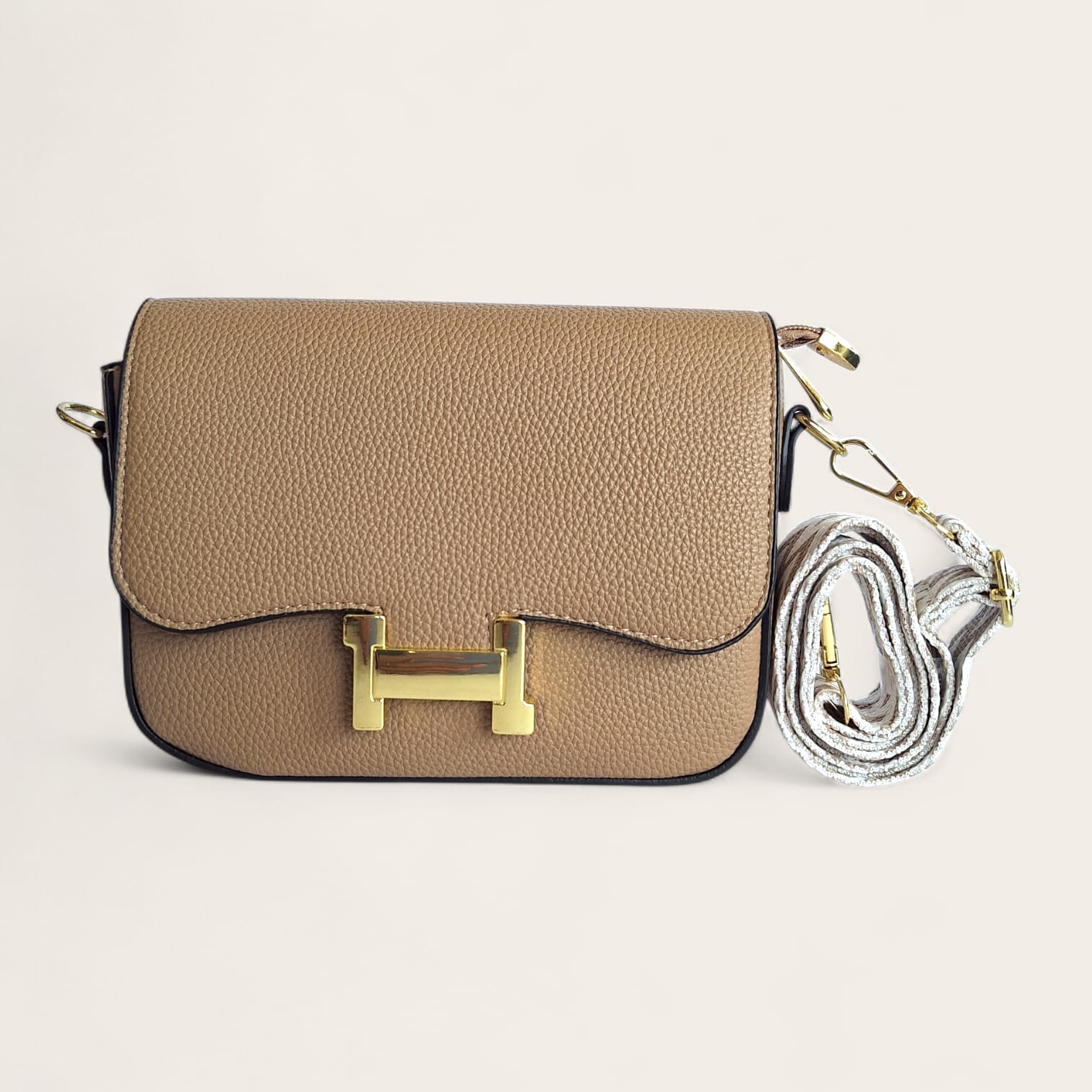 Bolsa Feminina Transversal com Detalhe Metálico