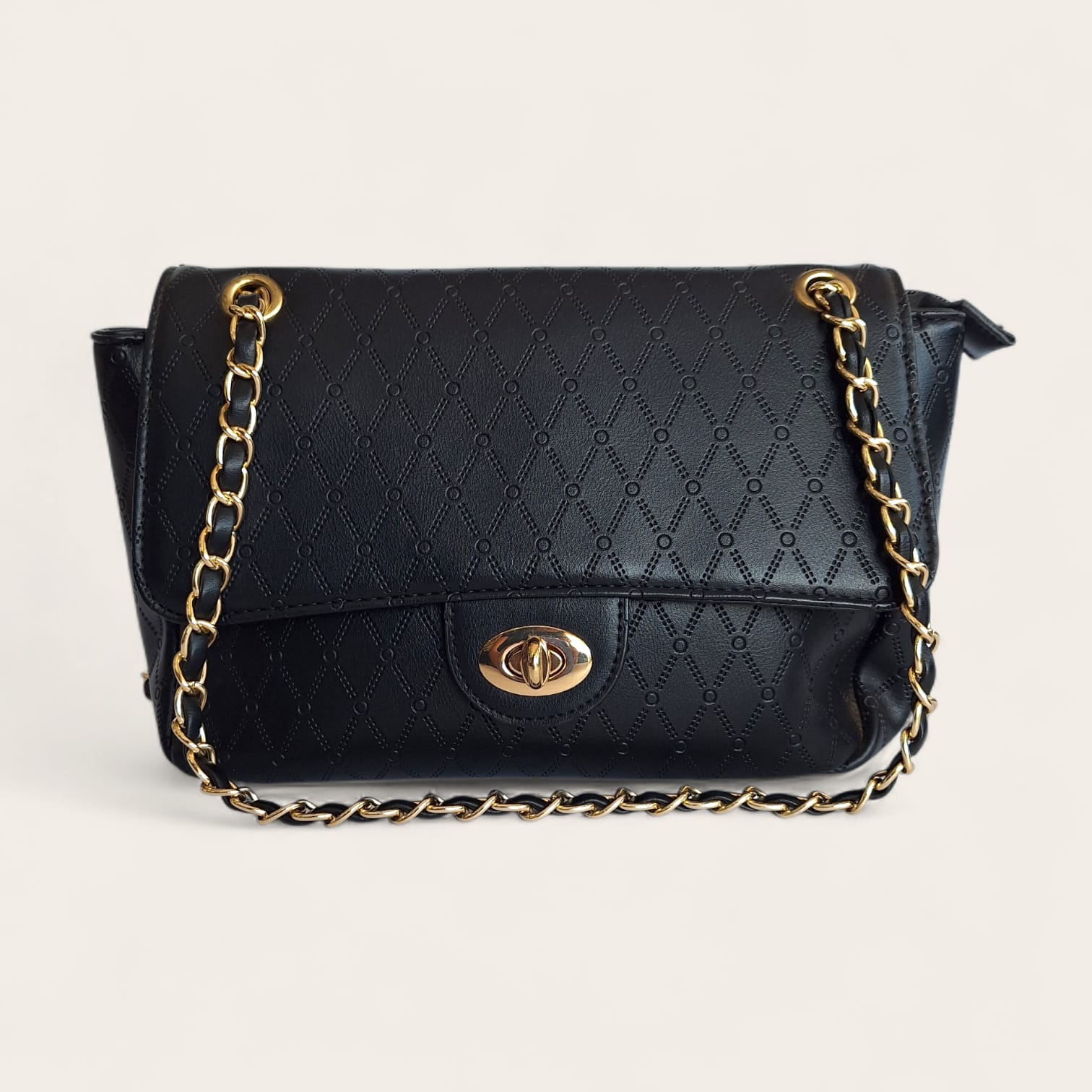 Bolsa Feminina Matelassê Preta com Corrente