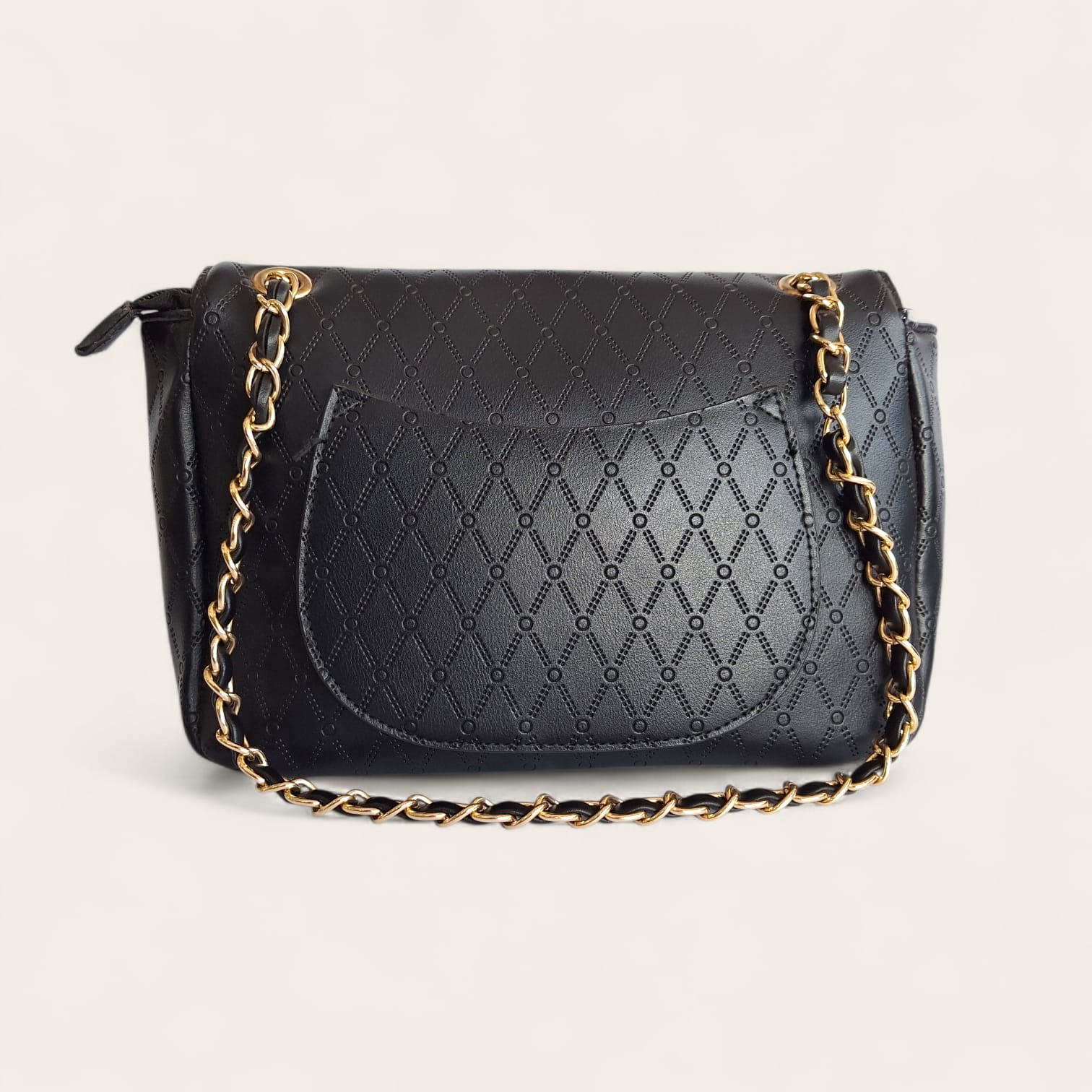 Bolsa Feminina Matelassê Preta com Corrente