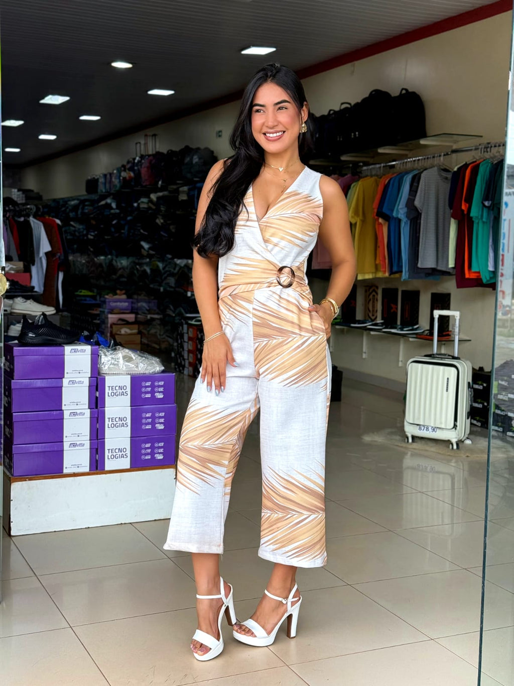 Macacão feminino estampado folhas TAM: M